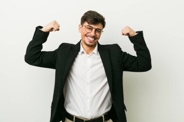 Genç İspanyol iş adamı güçlü bir hareket gösteriyor, kollarıyla, kadınsı gücün sembolü.