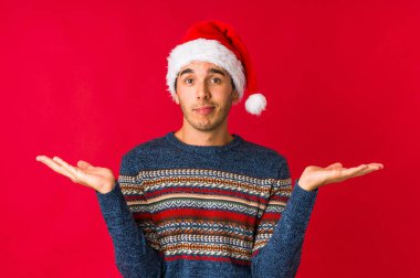 Genç adam Noel günü gökyüzüne haykırıyor, bakıyor, hayal kırıklığına uğruyor..