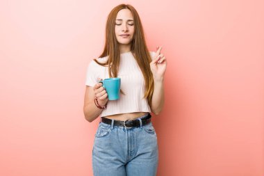 Kafkasyalı genç bir kadın şans dilemek için bardağını tutuyor.