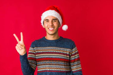 Yılbaşı günü genç bir adam virüs ya da enfeksiyon yüzünden boğaz ağrısı çeker..