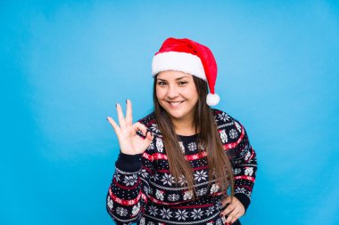 Genç bir kadın Noel gününü kutluyor.