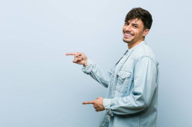 Genç, İspanyol asıllı, havalı adam işaret parmağıyla işaret ettiği için heyecanlı..