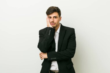 Sıkılmış, yorgun ve dinlenmeye ihtiyacı olan genç bir İspanyol iş adamı..