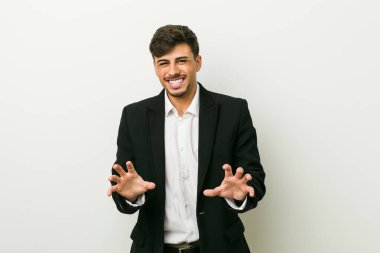 Genç iş adamı tiksinti gösteren birini reddediyor..