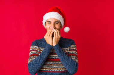 Genç adam noel günü kafası karışık ve omuz silkiyor..