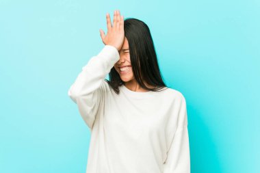 Genç, güzel, İspanyol bir kadın bir şey unutmuş. Alnına avuç içiyle vurup gözlerini kapatıyor..