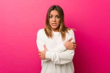 Düşük sıcaklık veya hastalık nedeniyle soğuyacak bir duvara karşı Genç otantik karizmatik gerçek insanlar kadın.