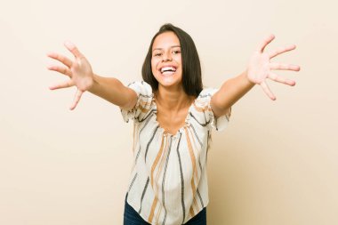 Genç İspanyol kadın kameraya sarılmak emin hissediyor.