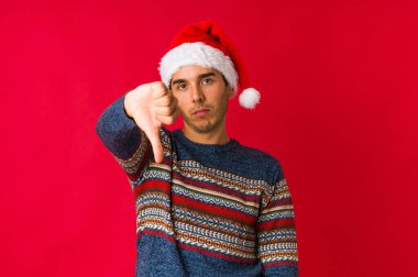 Genç adam Noel günü şans için dua ediyor, şaşırmış ve ağzını açıyor..