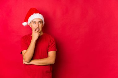 Genç adam Noel gününde rahatlamış fotokopi odasına bakan bir şey düşünüyor..