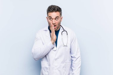 Genç, yakışıklı doktor gizli bir sıcak fren haberi veriyor ve yan bakıyor.