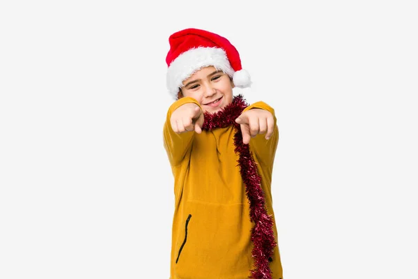 Pequeño Niño Celebrando Día Navidad Con Sombrero Santa Sonrisas Alegres — Foto de Stock