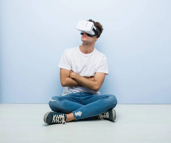 Adolescente Homem Caucasiano Usando Óculos Realidade Virtual Sentado Chão — Fotografia de Stock