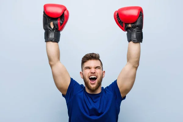 Jovem Caucasiano Vestindo Luvas Boxe — Fotografia de Stock