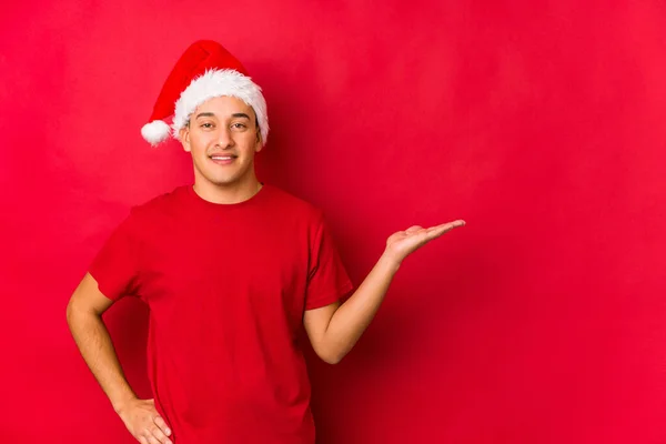 若いです男上のクリスマスの日ショーをコピースペース上の手のひらと保持別の手上の腰 — ストック写真