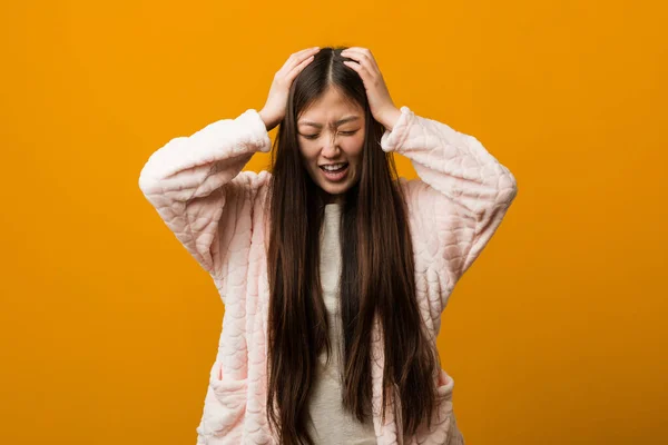 Jovem Chinesa Pijama Alegremente Mantendo Mãos Cabeça Conceito Felicidade — Fotografia de Stock