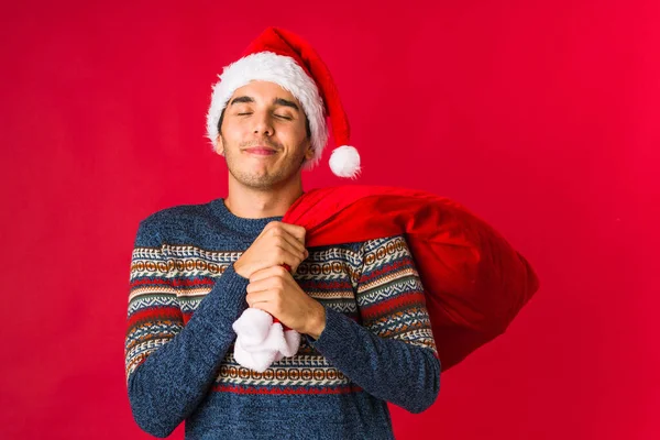 Joven sosteniendo un regalo en el día de Navidad — Foto de Stock