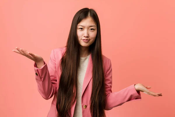 Junge Business Chinesin Rosa Anzug Zweifelt Zwischen Zwei Optionen — Stockfoto