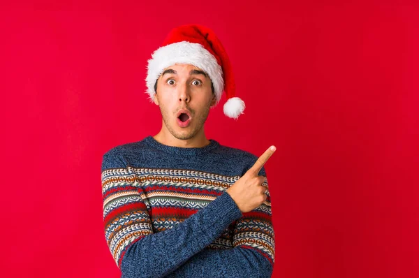 Junger Mann Ersten Weihnachtsfeiertag Mit Erhobenem Zeigefinger Lächelnd Und Selbstbewusst — Stockfoto