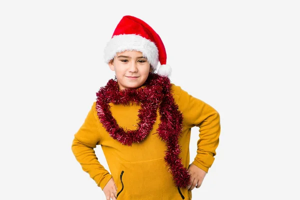 Niño Pequeño Celebrando Día Navidad Con Sombrero Santa Aislado Confiado —  Fotos de Stock