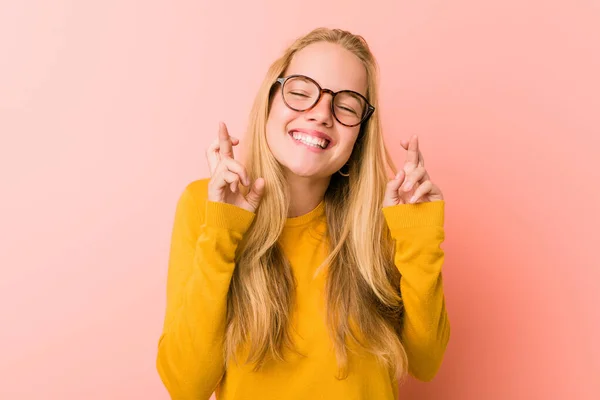 Adorabile Adolescente Donna Incrociando Dita Avere Fortuna — Foto Stock