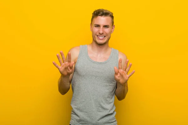 Giovane Uomo Sportivo Caucasico Che Rifiuta Qualcuno Mostrando Gesto Disgusto — Foto Stock