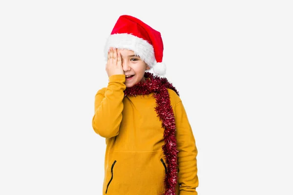 Маленький Мальчик Празднует Рождество Шляпе Санта Клауса Одиночестве Веселясь Прикрывая — стоковое фото
