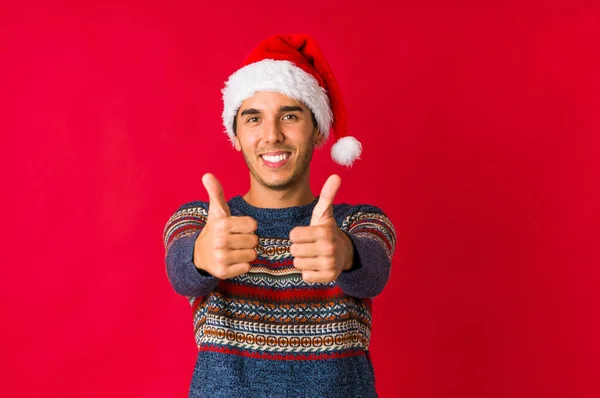 Junger Mann Ersten Weihnachtsfeiertag Zeigt Mit Beiden Zeigefingern Nach Oben — Stockfoto