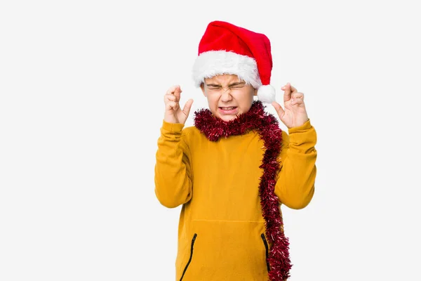 Mały Chłopiec Świętuje Boże Narodzenie Nosząc Kapelusz Mikołaja Odizolowane Kciuki — Zdjęcie stockowe