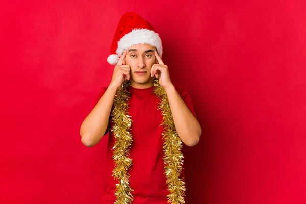 Jovem Dia Natal Focado Uma Tarefa Mantendo Dedos Indicador Apontando — Fotografia de Stock