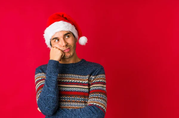 Ung Man Juldagen Tittar Sidledes Med Tveksamma Och Skeptiska Uttryck — Stockfoto