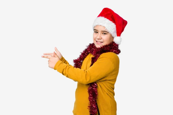 Kleine Jongen Viert Kerst Dag Het Dragen Van Een Kerstman — Stockfoto