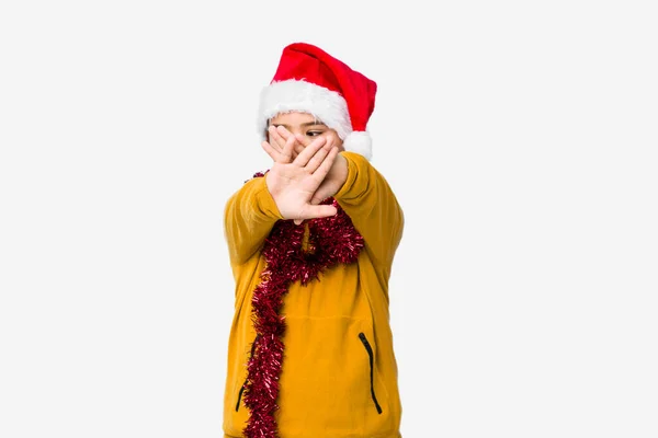 Niño Celebrando Día Navidad Usando Sombrero Santa Aislado Haciendo Gesto — Foto de Stock