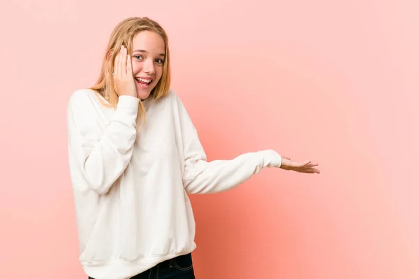 Ung Blond Tonåring Kvinna Håller Kopia Utrymme Handflata Hålla Hand — Stockfoto