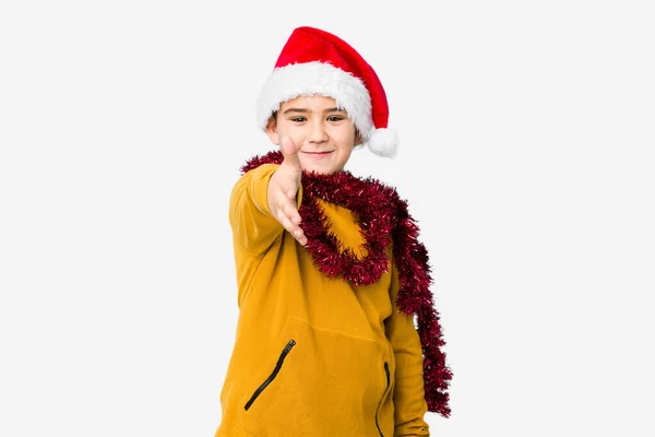 Kleiner Junge Feiert Weihnachten Mit Weihnachtsmütze Und Streckt Zur Begrüßung — Stockfoto