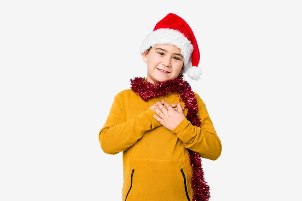 모자를 크리스마스를 축하하는 소년은 손바닥을 가슴에 다정하게 사랑의 — 스톡 사진