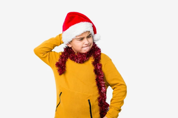 Kleiner Junge Feiert Weihnachten Mit Weihnachtsmütze Isoliert Berührung Hinterkopf Denken — Stockfoto