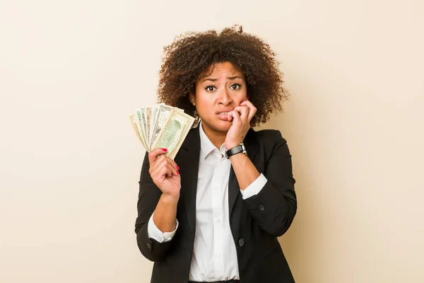 Młoda Afroamerykanka Trzymająca Dolary Obgryzające Paznokcie Nerwowa Bardzo Niespokojna — Zdjęcie stockowe