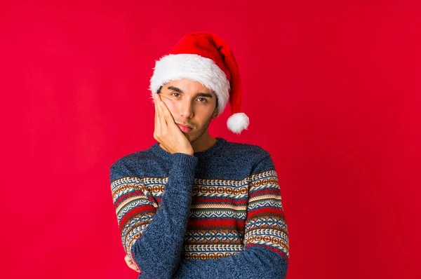 Junger Mann Zeigt Weihnachtstag Mit Dem Finger Auf Dich Als — Stockfoto