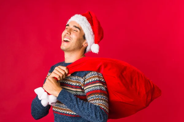 Jeune homme tenant un cadeau le jour de Noël — Photo