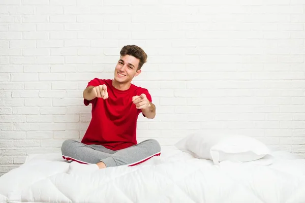 Joven Estudiante Adolescente Cama Sonrisas Alegres Apuntando Hacia Frente —  Fotos de Stock