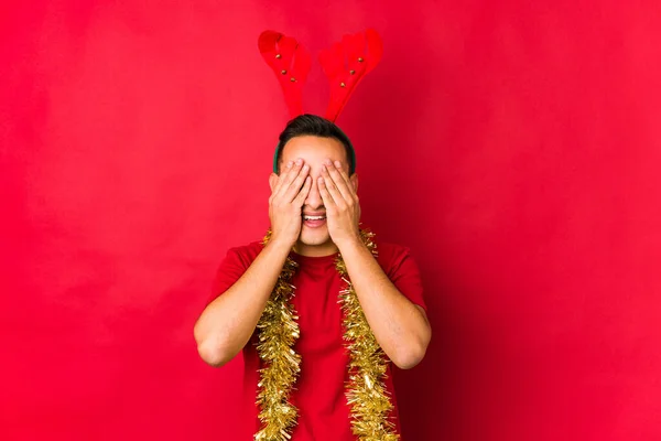 Joven Navidad Cubre Los Ojos Con Las Manos Sonríe Ampliamente — Foto de Stock
