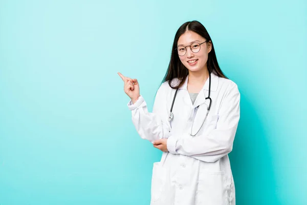 Joven Doctora China Sonriendo Alegremente Señalando Con Dedo Índice Distancia —  Fotos de Stock