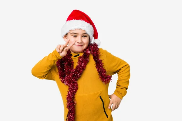 Kleiner Junge Feiert Weihnachten Mit Weihnachtsmütze Und Zeigt Nummer Zwei — Stockfoto