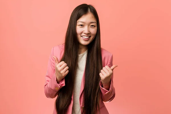 Jonge Zakelijke Chinese Vrouw Draagt Roze Pak Hijsen Beide Duimen — Stockfoto