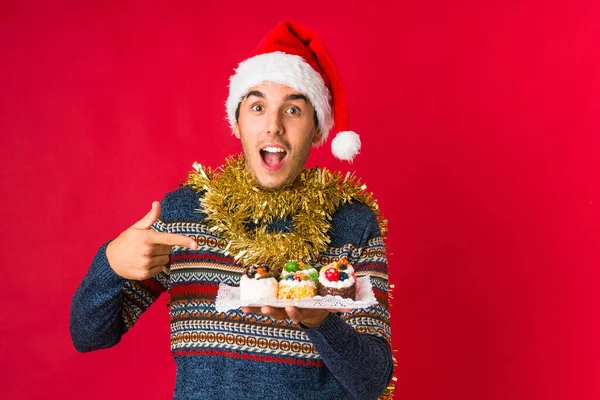 Jeune homme tenant un cadeau le jour de Noël — Photo