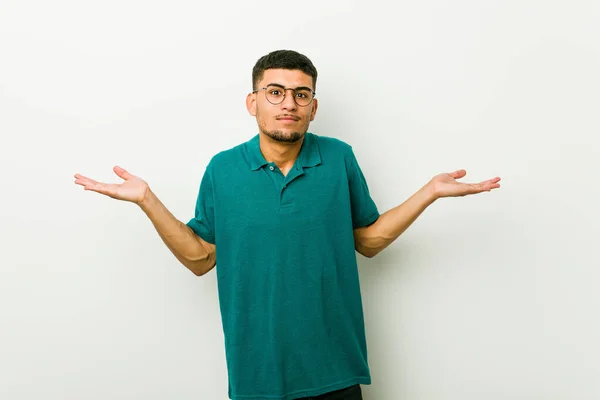 Joven Hombre Hispano Confundido Dudoso Encogiéndose Hombros Para Sostener Espacio —  Fotos de Stock