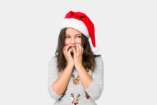 Mała Dziewczynka Świętuje Boże Narodzenie Śmiejąc Się Czegoś Zakrywając Usta — Zdjęcie stockowe