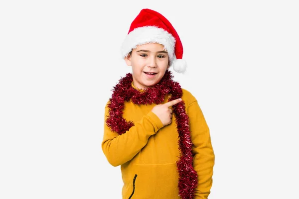 Ragazzino Che Festeggia Giorno Natale Indossando Cappello Babbo Natale Isolato — Foto Stock