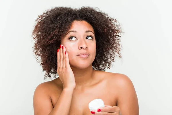 Close Uma Jovem Afro Americana Aplicando Creme Hidratante — Fotografia de Stock